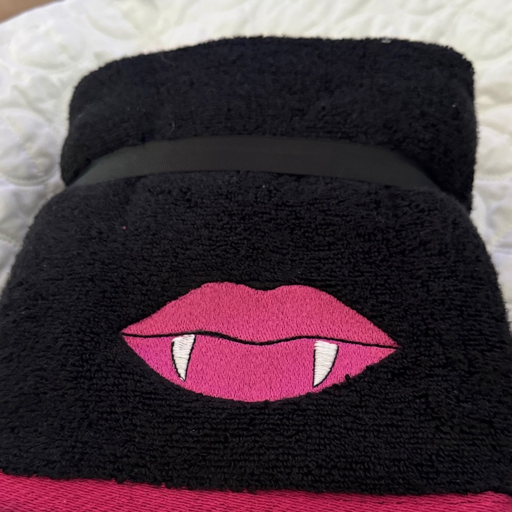 Betsey Johnson Black Towel Set with Pink Lips - Picture 3 of 4
